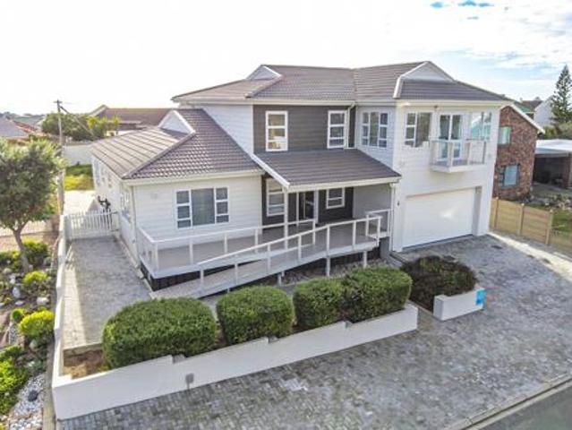 4 Bedroom House in Struisbaai