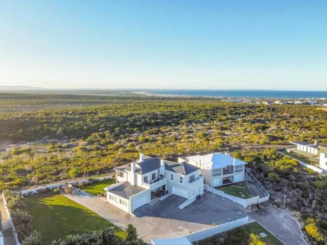 4 Bedroom House in Struisbaai
