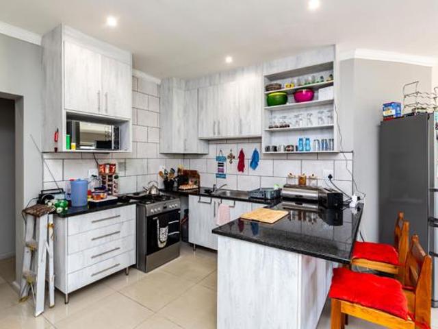 4 Bedroom House in Sunrise on Sea