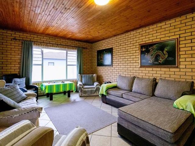 4 Bedroom House in Port Owen