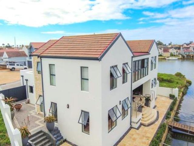 4 Bedroom House in Port Owen