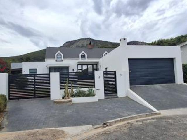 4 Bedroom House in Paarl Central