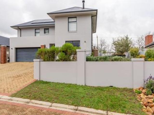 4 Bedroom House in Paarl Central