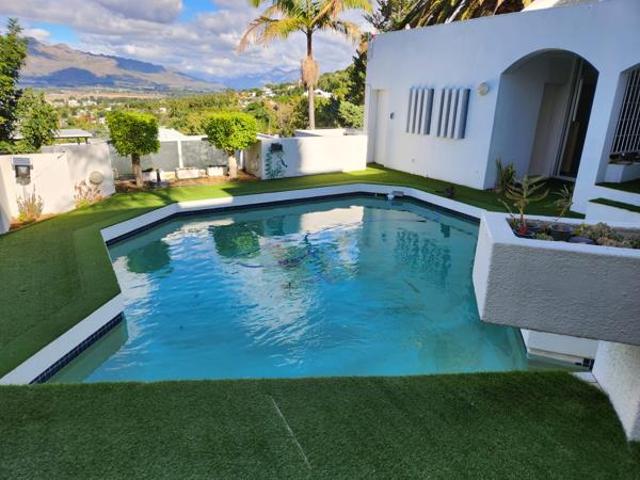 4 Bedroom House in Paarl Central East