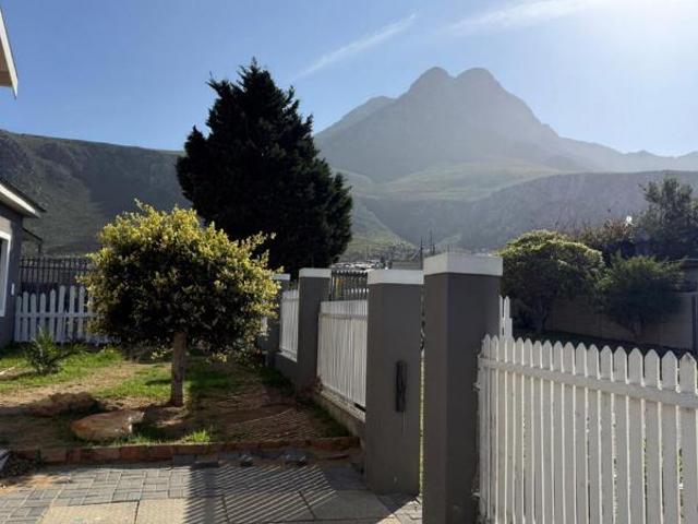 4 Bedroom House in Palmiet