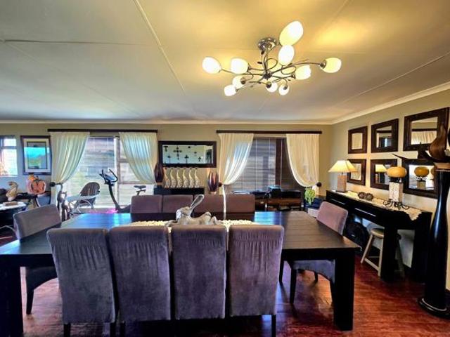 4 Bedroom House in Paradise Beach