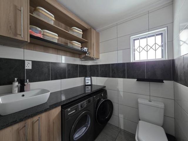 4 Bedroom House in Paradise Beach