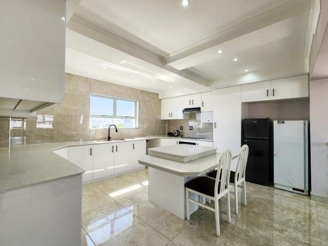 4 Bedroom House in Paradise Beach