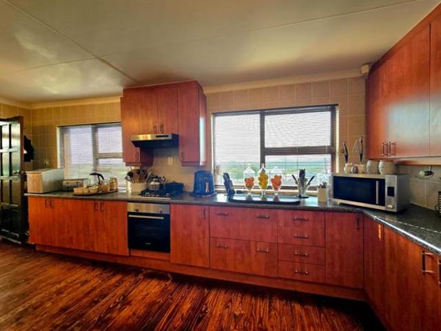 4 Bedroom House in Paradise Beach
