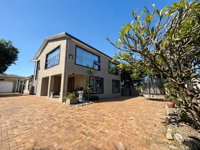 6 Bedroom House in Parow North