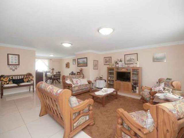 4 Bedroom House in Pearly Beach
