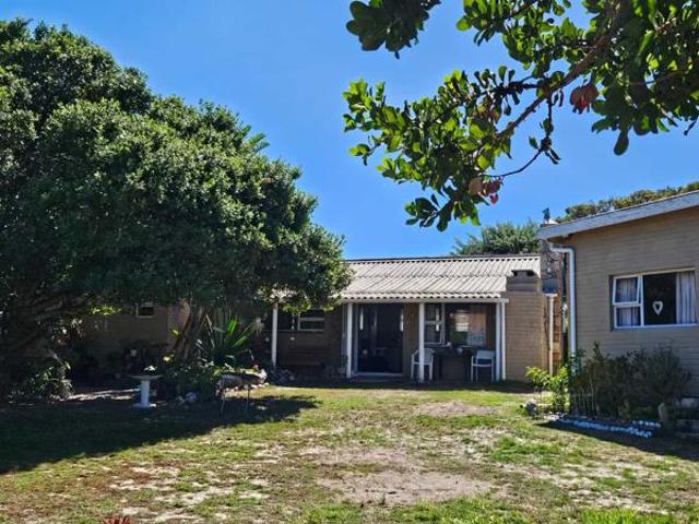 4 Bedroom House in Pearly Beach