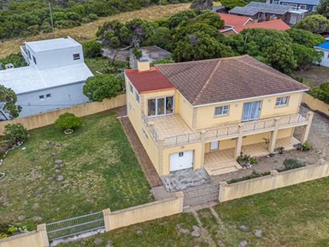 4 Bedroom House in Pearly Beach