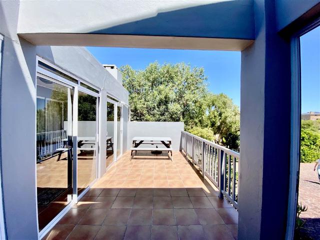 4 Bedroom House in Pearly Beach
