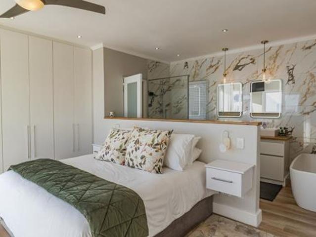 4 Bedroom House in Pearl Bay