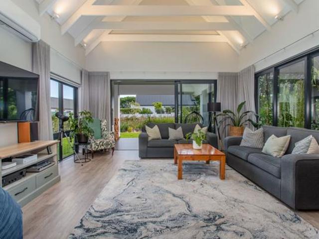 4 Bedroom House in Pearl Valley Golf & Country Estate