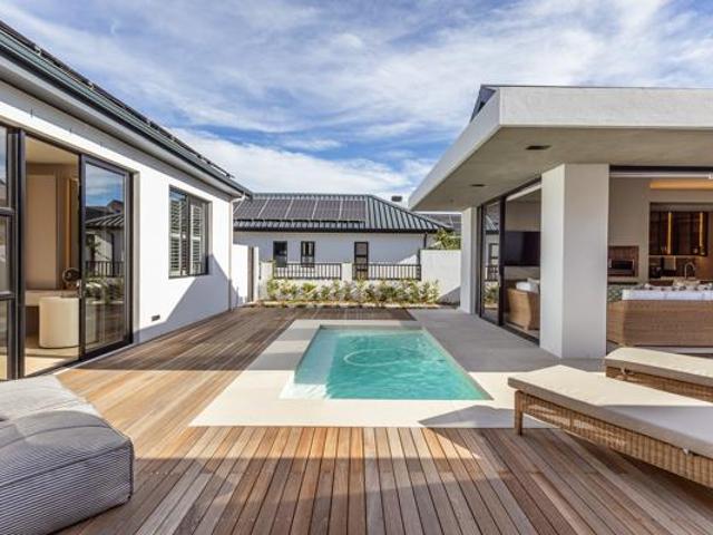 4 Bedroom House in Pearl Valley Golf & Country Estate