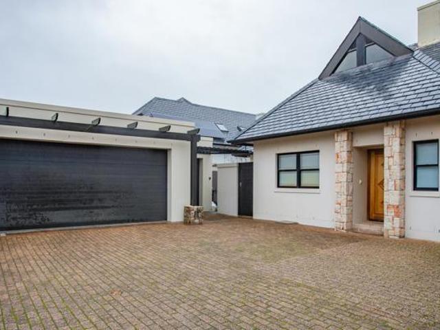 4 Bedroom House in Pearl Valley Golf & Country Estate