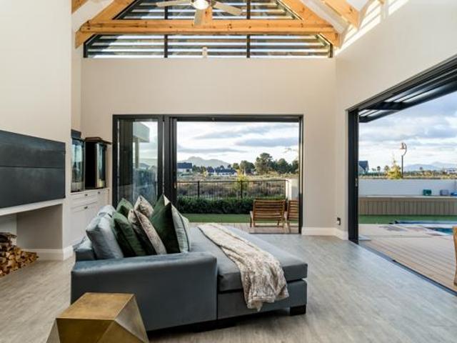 4 Bedroom House in Pearl Valley Golf & Country Estate