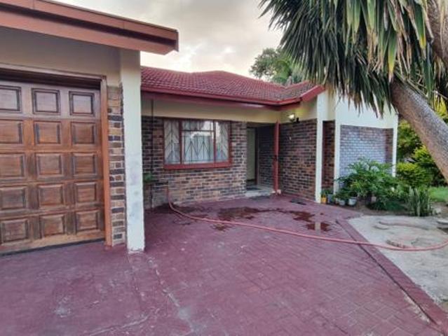 4 Bedroom House in Penina Park