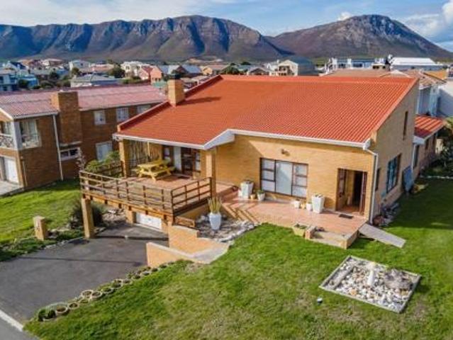 4 Bedroom House in Perlemoenbaai