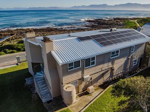 4 Bedroom House in Perlemoenbaai