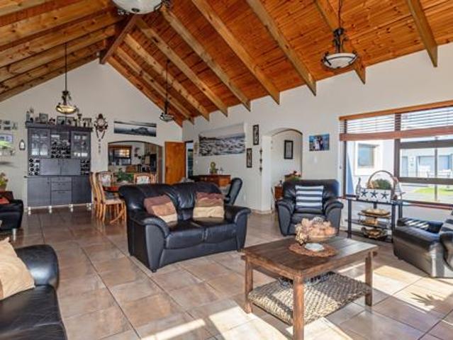 4 Bedroom House in Perlemoenbaai