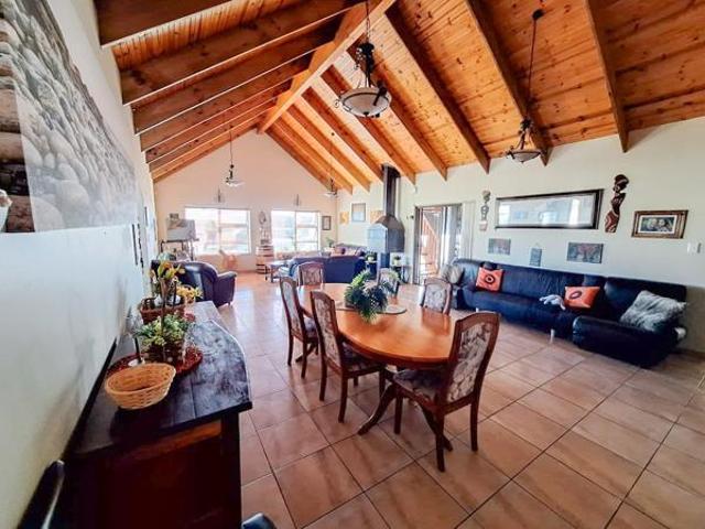 4 Bedroom House in Perlemoenbaai