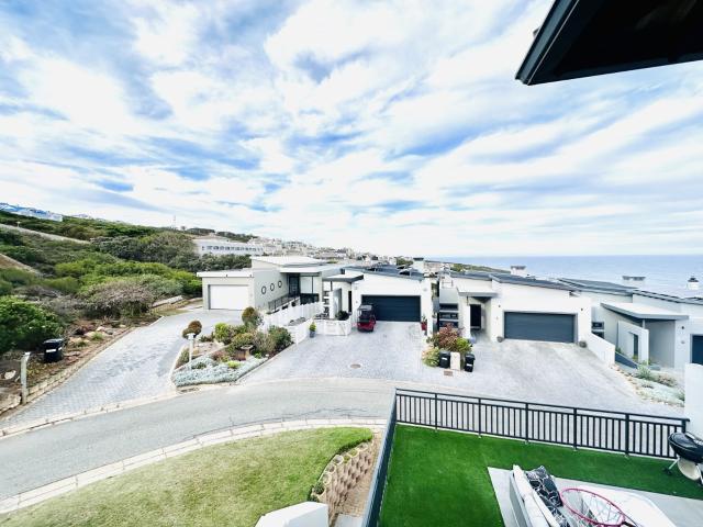 4 Bedroom House in Pinnacle Point