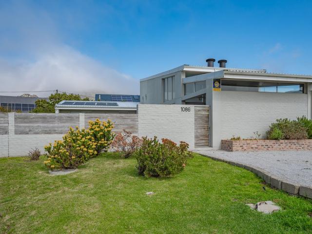 4 Bedroom House in Pringle Bay