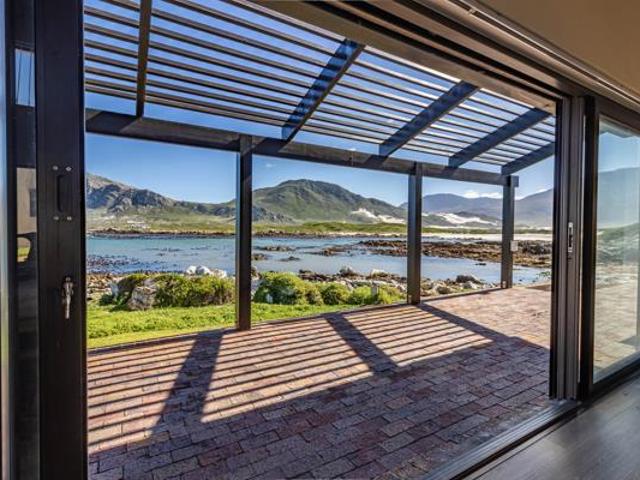 4 Bedroom House in Pringle Bay