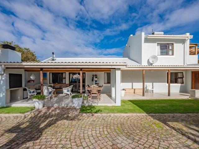 4 Bedroom House in Pringle Bay