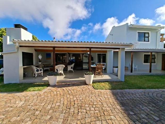 4 Bedroom House in Pringle Bay