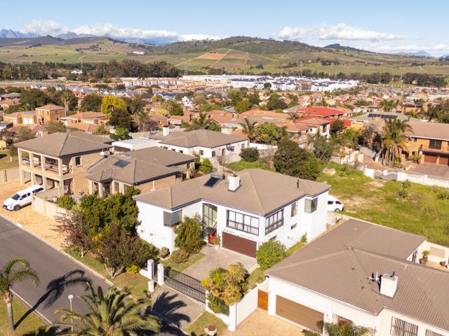 4 Bedroom House in Protea Heights