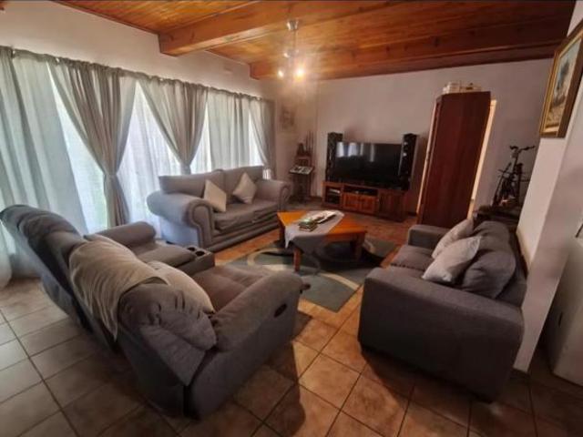 4 Bedroom House in Protea Park