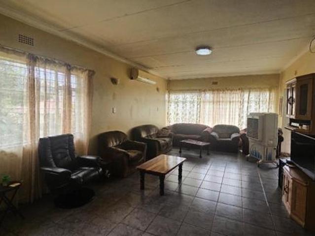 4 Bedroom House in Protea Park