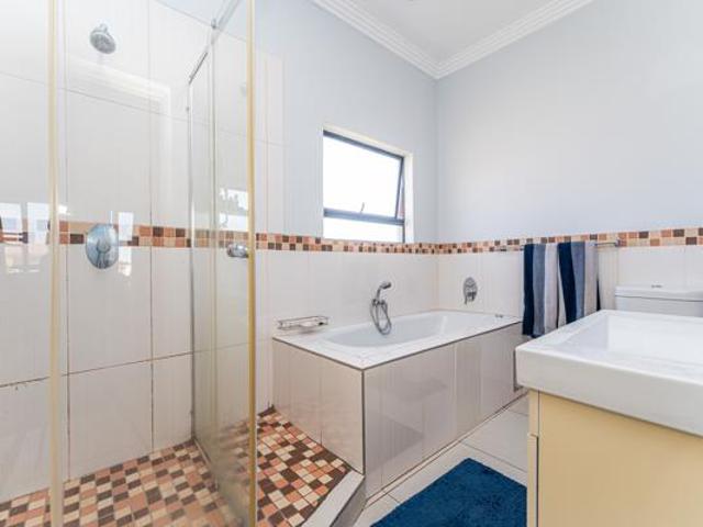 4 Bedroom House in Protea Ridge
