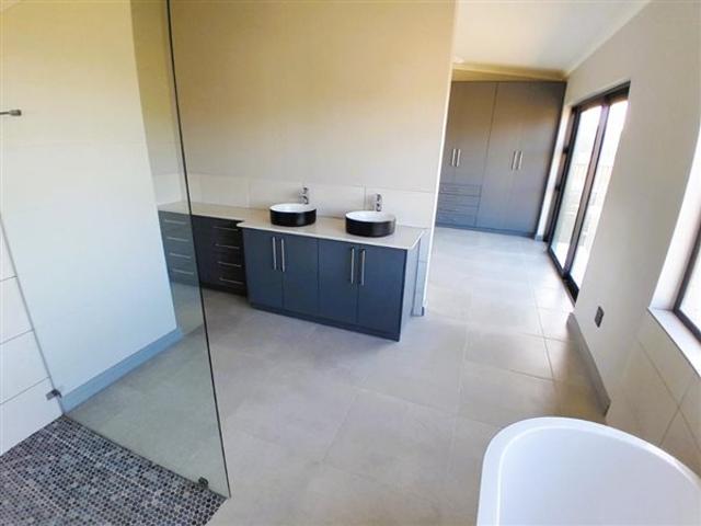 4 Bedroom House in Robberg Ridge