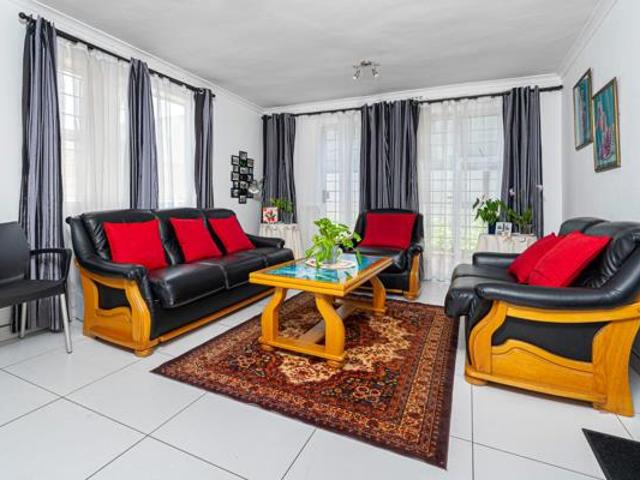 4 Bedroom House in Rondebosch East
