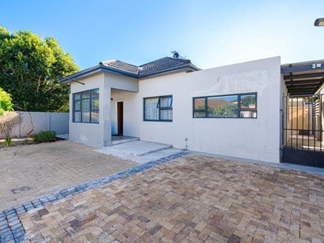 4 Bedroom House in Rondebosch East