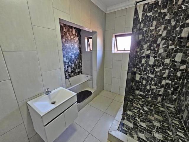 4 Bedroom House in Roodewal