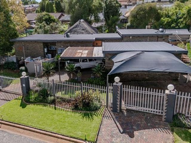 4 Bedroom House in Roodekrans