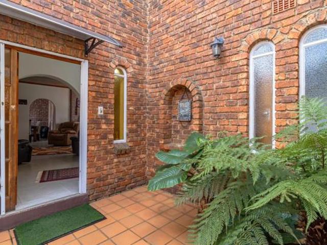 4 Bedroom House in Roodekrans