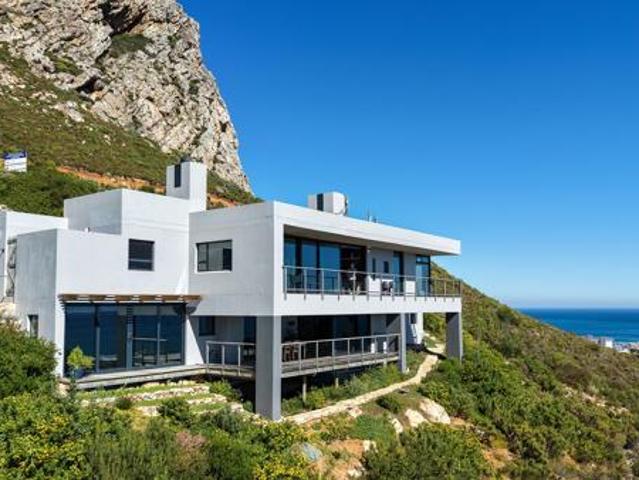 4 Bedroom House in Rooi Els