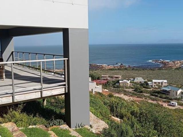4 Bedroom House in Rooi Els