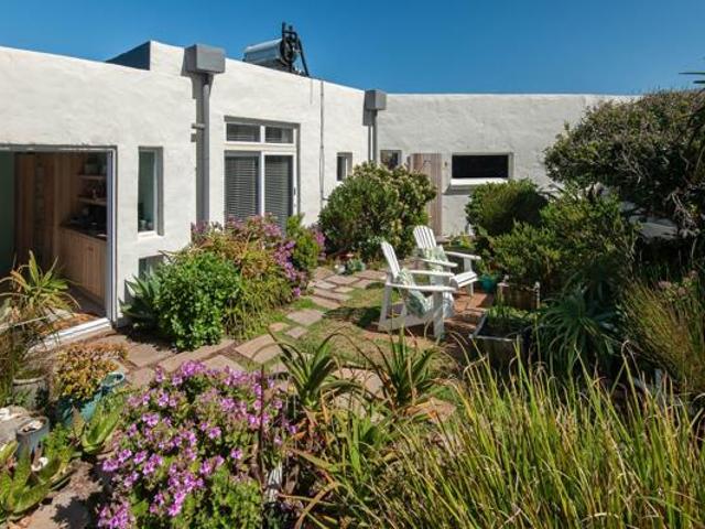 4 Bedroom House in Rooi Els