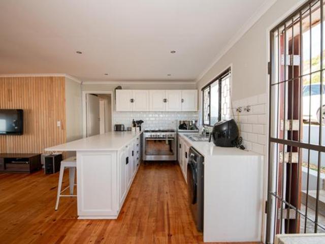 4 Bedroom House in Rooi Els