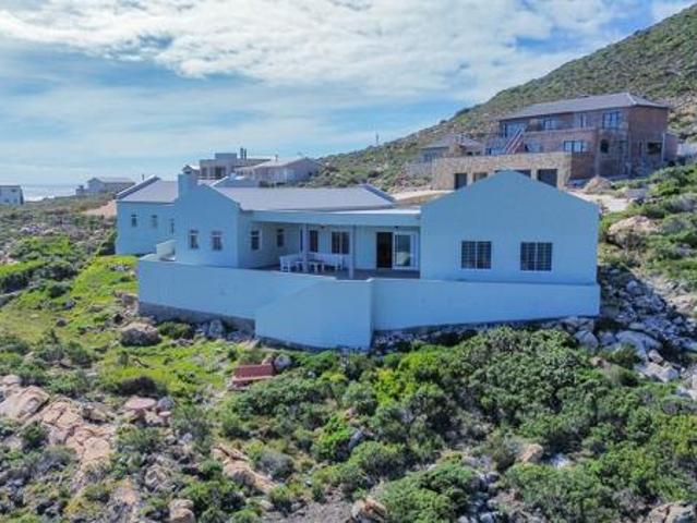 4 Bedroom House in Rooi Els
