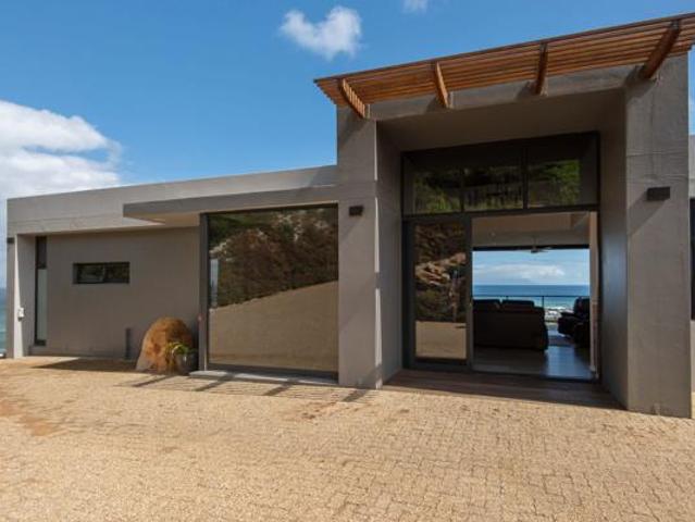 4 Bedroom House in Rooi Els