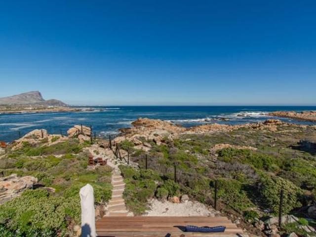 4 Bedroom House in Rooi Els